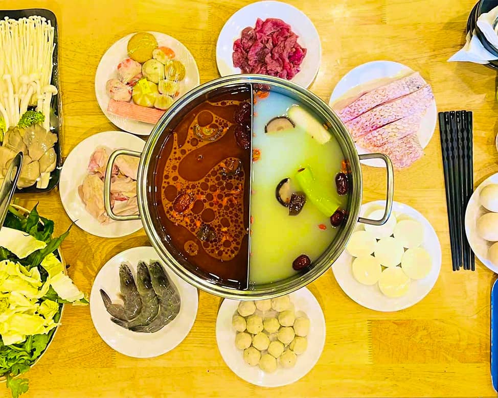 Đồ nhúng lẩu xuyên tiêu với thịt bò, hải sản và rau củ tươi ngon